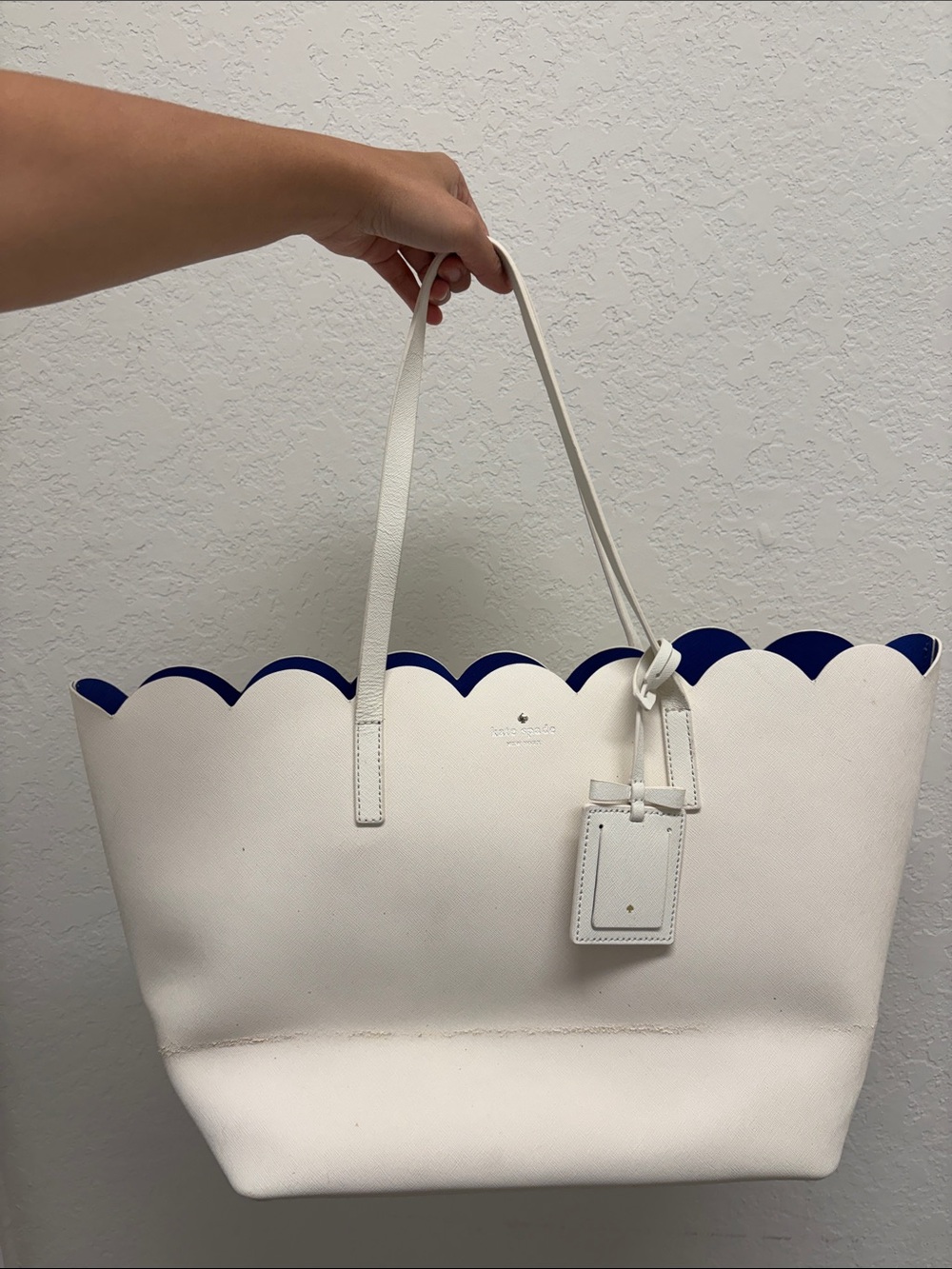 Kate Spade New York White Tote with Navy Scalloped Edge